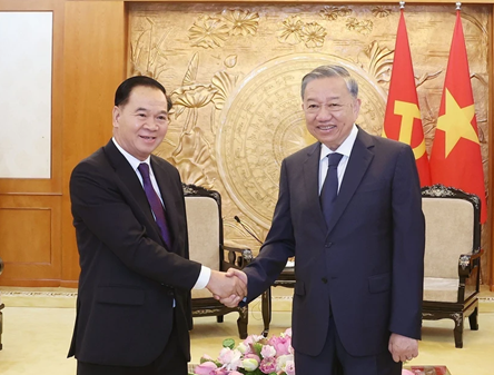 Vietnam strongly supports Laos’s national development: Party chief